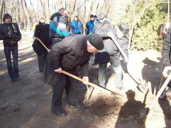 Сегодня политэлита Одессы усердно высаживала деревья