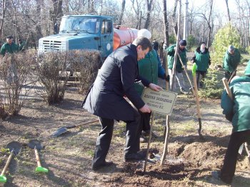 Сегодня политэлита Одессы усердно высаживала деревья