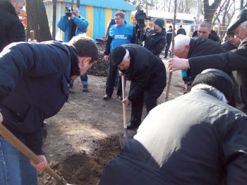 Сегодня политэлита Одессы усердно высаживала деревья