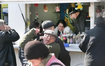 Привоз накануне 8 марта: «метут» все (фото)