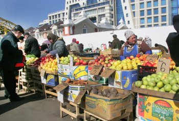 Привоз накануне 8 марта: «метут» все (фото)