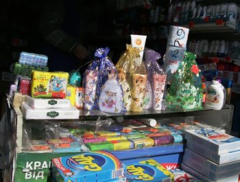 Привоз накануне 8 марта: «метут» все (фото)