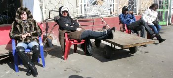 Привоз накануне 8 марта: «метут» все (фото)