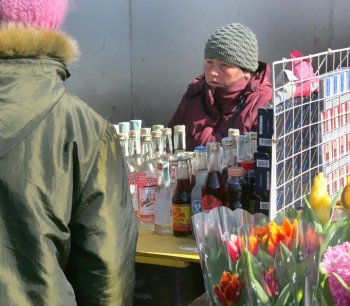 Привоз накануне 8 марта: «метут» все (фото)