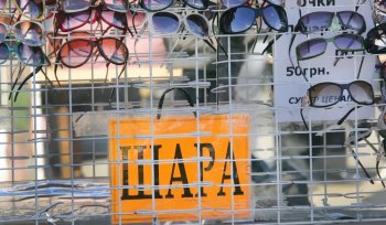 Привоз накануне 8 марта: «метут» все (фото)