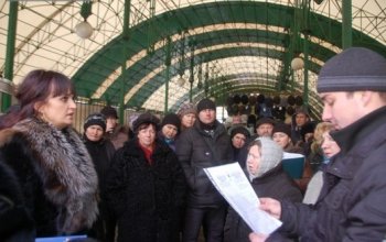 Сейчас предпринимателей рынка «Остров» избивают ногами