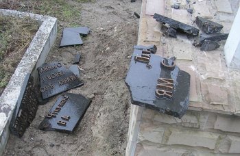 По всей Украине народ громит памятники Бандере и Шухевичу
