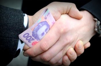 Налоговиков обвиняют в получении взятки