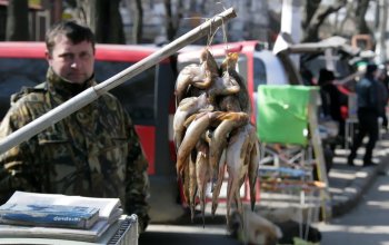 Торговцы живым товаром: «Продавать будем только на Староконном!» (фото)