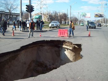 Срочно! В Одессе провал дороги на Люстдорфской, угол Левитана