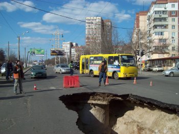 Срочно! В Одессе провал дороги на Люстдорфской, угол Левитана