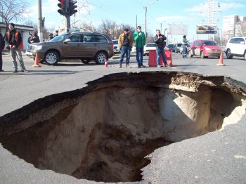 Срочно! В Одессе провал дороги на Люстдорфской, угол Левитана