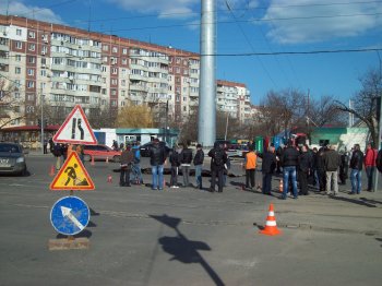 Срочно! В Одессе провал дороги на Люстдорфской, угол Левитана