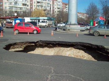 Срочно! В Одессе провал дороги на Люстдорфской, угол Левитана
