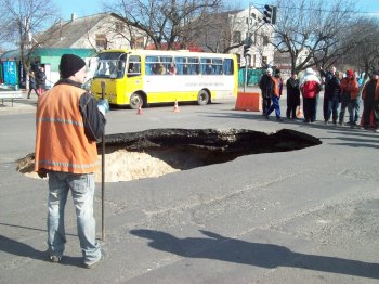 Срочно! В Одессе провал дороги на Люстдорфской, угол Левитана