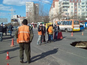 Срочно! В Одессе провал дороги на Люстдорфской, угол Левитана