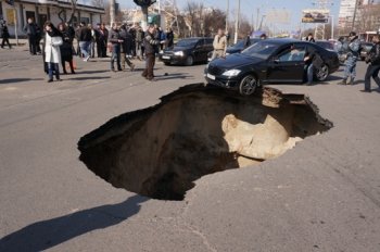 В Одессе ликвидируется провал на перекрестке Люстдорфской дороги и Левитана