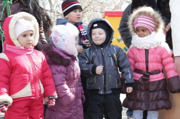 На Масленицу в Одессе слониха Венди съела чучело Зимы