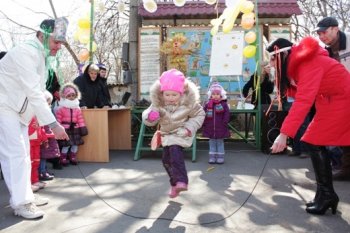 На Масленицу в Одессе слониха Венди съела чучело Зимы