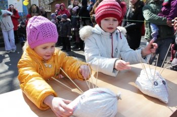 На Масленицу в Одессе слониха Венди съела чучело Зимы