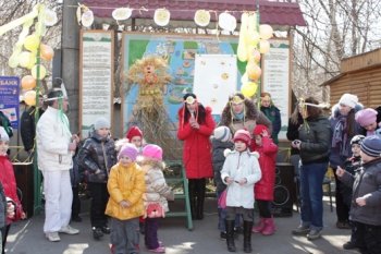 На Масленицу в Одессе слониха Венди съела чучело Зимы