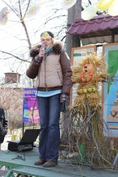 На Масленицу в Одессе слониха Венди съела чучело Зимы