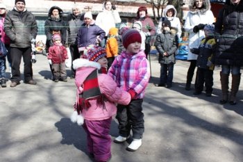 На Масленицу в Одессе слониха Венди съела чучело Зимы