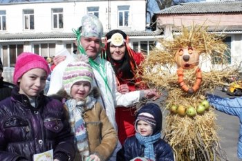 На Масленицу в Одессе слониха Венди съела чучело Зимы