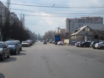 На углу Люстдорфской дороги и Левитана пытаются "залатать" огромную яму (фото)