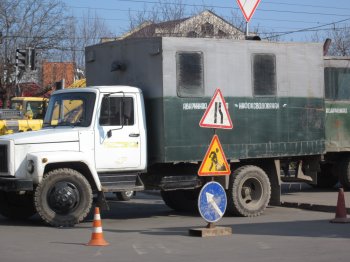 На углу Люстдорфской дороги и Левитана пытаются "залатать" огромную яму (фото)