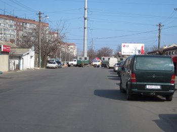 На углу Люстдорфской дороги и Левитана пытаются "залатать" огромную яму (фото)