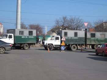 На углу Люстдорфской дороги и Левитана пытаются "залатать" огромную яму (фото)
