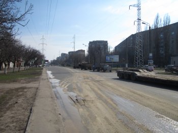 На углу Люстдорфской дороги и Левитана пытаются "залатать" огромную яму (фото)