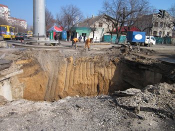На углу Люстдорфской дороги и Левитана пытаются "залатать" огромную яму (фото)