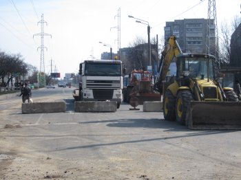 На углу Люстдорфской дороги и Левитана пытаются "залатать" огромную яму (фото)