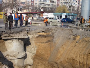 На углу Люстдорфской дороги и Левитана пытаются "залатать" огромную яму (фото)