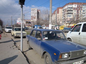 На углу Люстдорфской дороги и Левитана пытаются "залатать" огромную яму (фото)