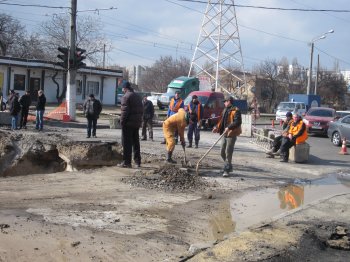 На углу Люстдорфской дороги и Левитана пытаются "залатать" огромную яму (фото)