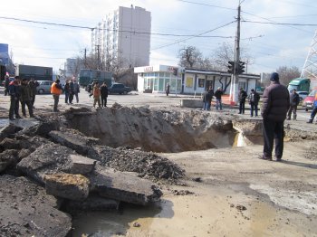На углу Люстдорфской дороги и Левитана пытаются "залатать" огромную яму (фото)