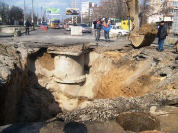 Провал на перекрестке улиц Люстдорфская дорога и Левитана закроют до конца недели