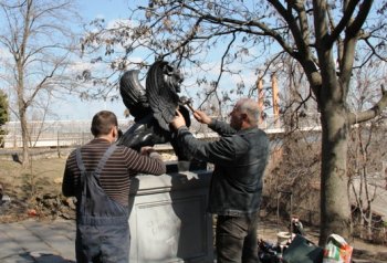 В Одессе изуродовали крылатого льва у Тёщиного моста
