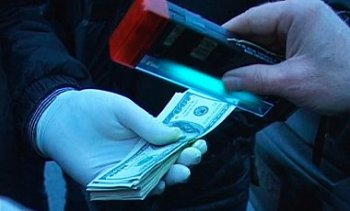 За взятку задержан чиновник, контролирующий наркотики