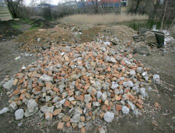Ужасы нашего городка: Одесский пруд - рекордсмен по мусору и жутким запахам