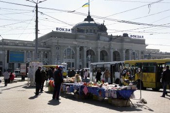 Одесскую Привокзальную площадь превратили в барахолку