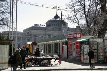 Одесскую Привокзальную площадь превратили в барахолку