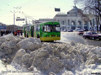 Украинцы массово зарабатывают на мартовском снеге
