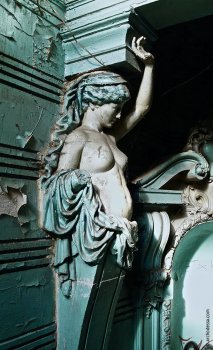 В центре Одессы на глазах у прохожих умирает 100-летний «старец»