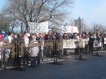 Под стенами мэрии митинговали предприниматели