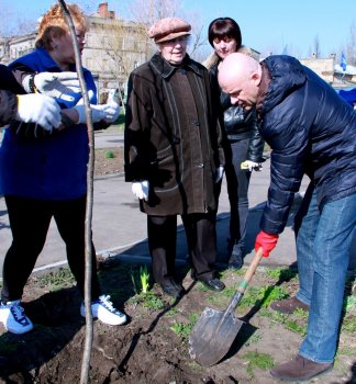 Суворовский район благоустраивается: Сегодня состоялось два субботника