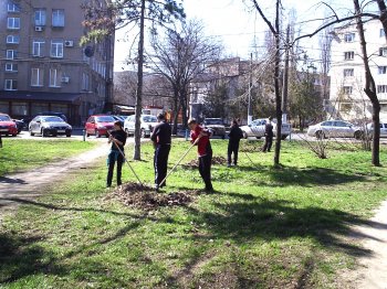 Одесситы очистили от зимнего мусора парк Победы